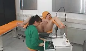 გოგონა იღებს უკანალს ...